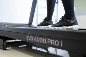 Esteira Elétrica Profissional com Inclinação eletrônica EVO 4000 PRO i 110V